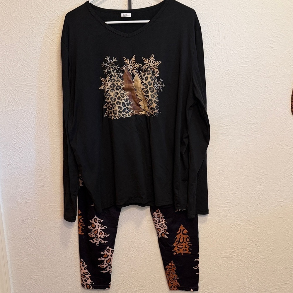 🎄🎄🎄BOGOHO🎄🎄🎄Black Top/Leggings Set with Leopard and Brown Tree Design